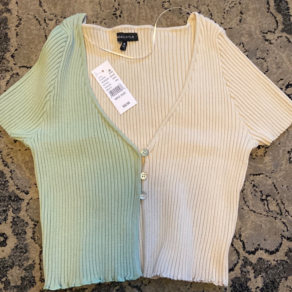 NWT KENDALL AND KYILE T-shirt!